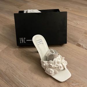 WHITE KITTEN HEEL WITH FLOWER DECOR